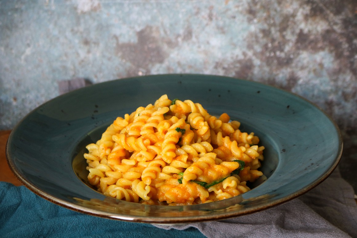 Cremige Makkaroni mit Süßkartoffeln und Spinat