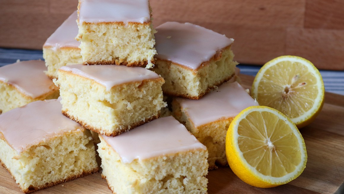Zitronenkuchen auf dem Blech