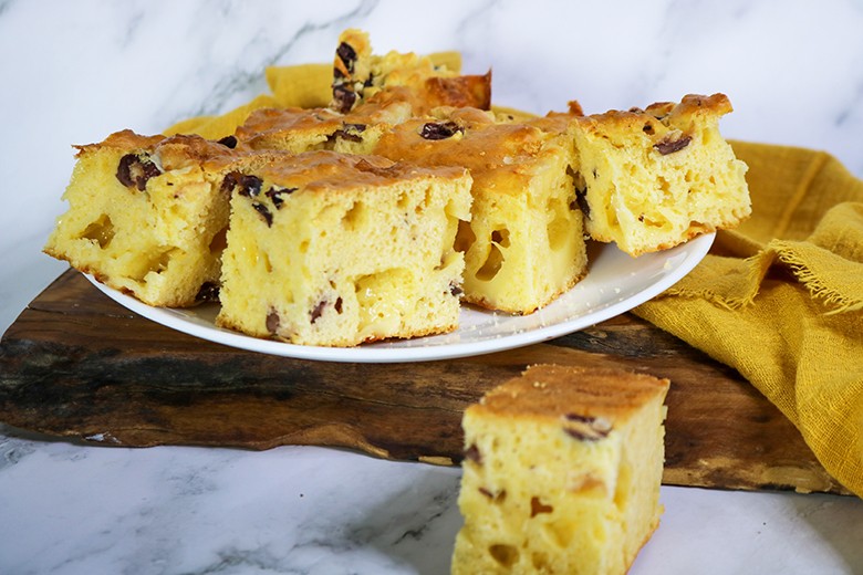 Herzhafter Oliven-Cheddar Kuchen