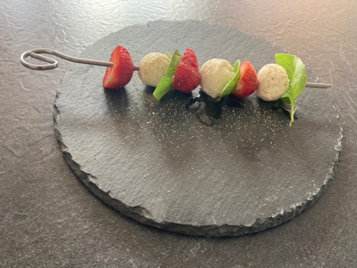 Mozzarella-Erdbeer-Spieße mit Basilikum