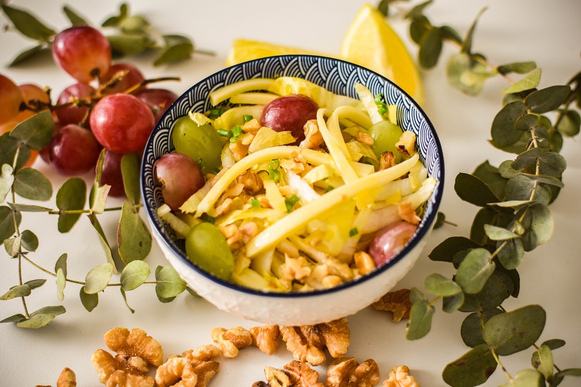 Endiviensalat mit Käse und Weintrauben