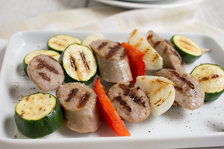 Gegrillte Bratwurstspieße
