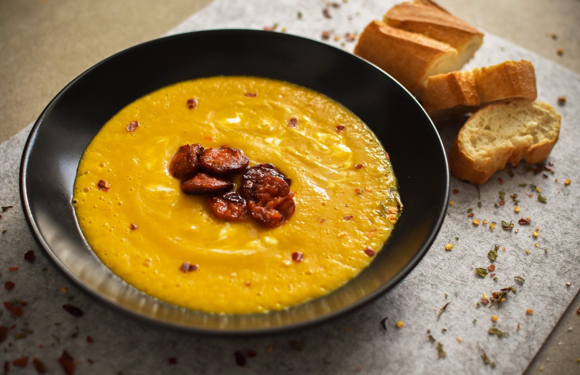 Würzige Möhrensuppe mit Chorizo