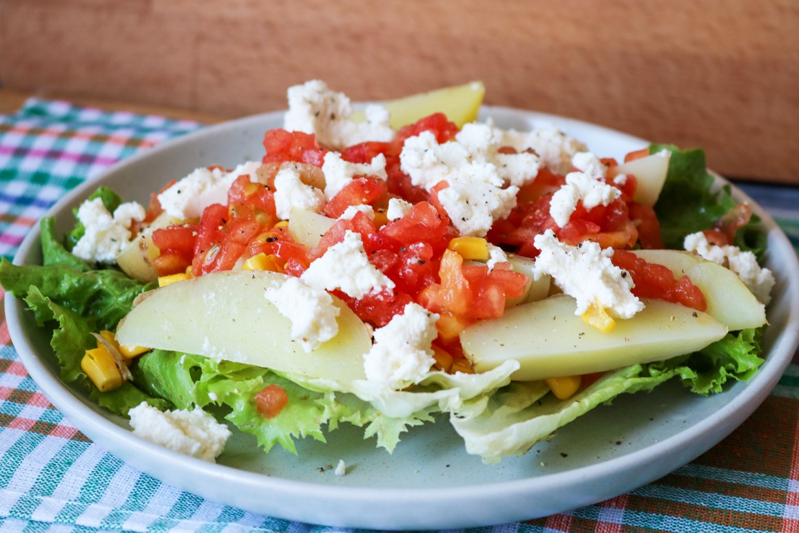 Gegarte Kartoffeln mit Frischkäse und Salat
