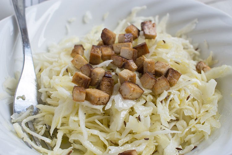 Weißkohlsalat mit Räuchertofu