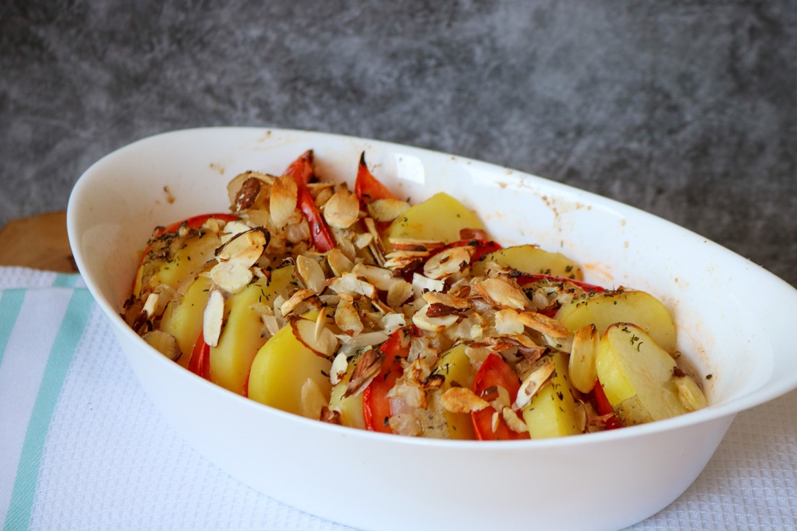 Vollwertauflauf mit Kartoffeln und Tomaten