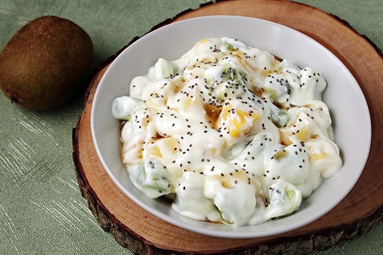 Soja-Joghurt mit Ananas, Kiwi und Chia