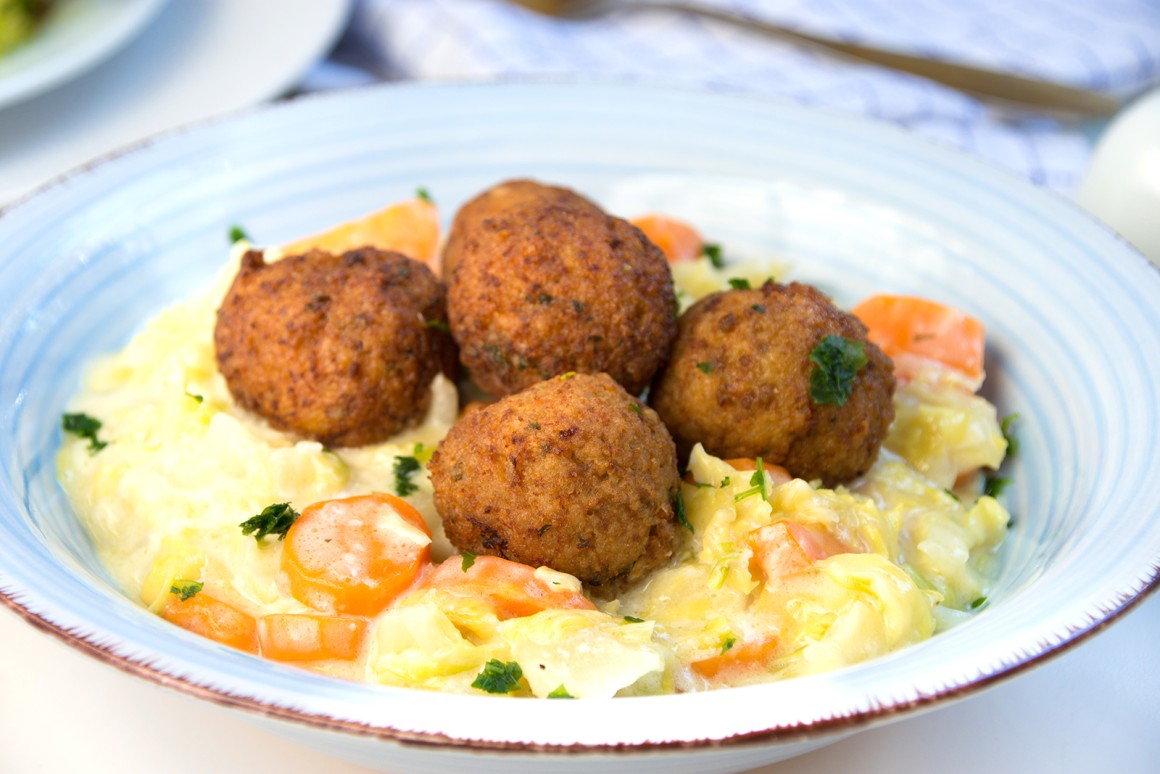 Wirsing mit kleinen Mettbällchen