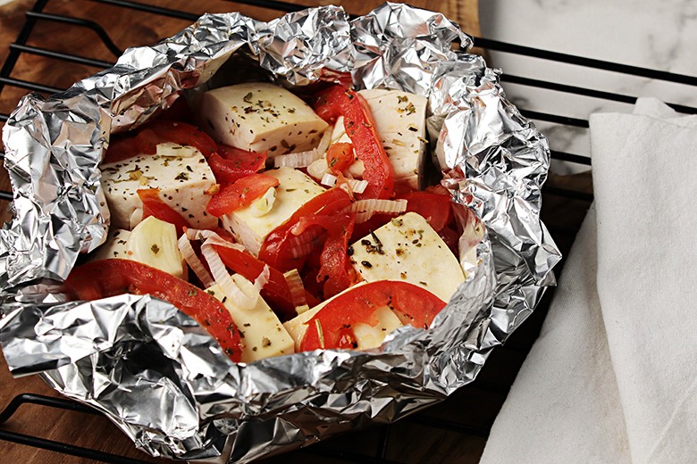 Gegrillte Kräuter-Tofu-Päckchen