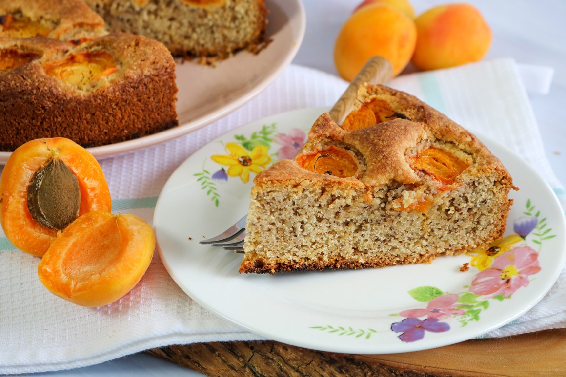 Walnusskuchen mit Aprikosen