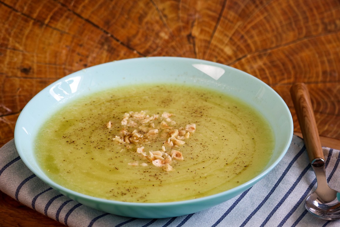 Selleriesuppe mit Haselnuss