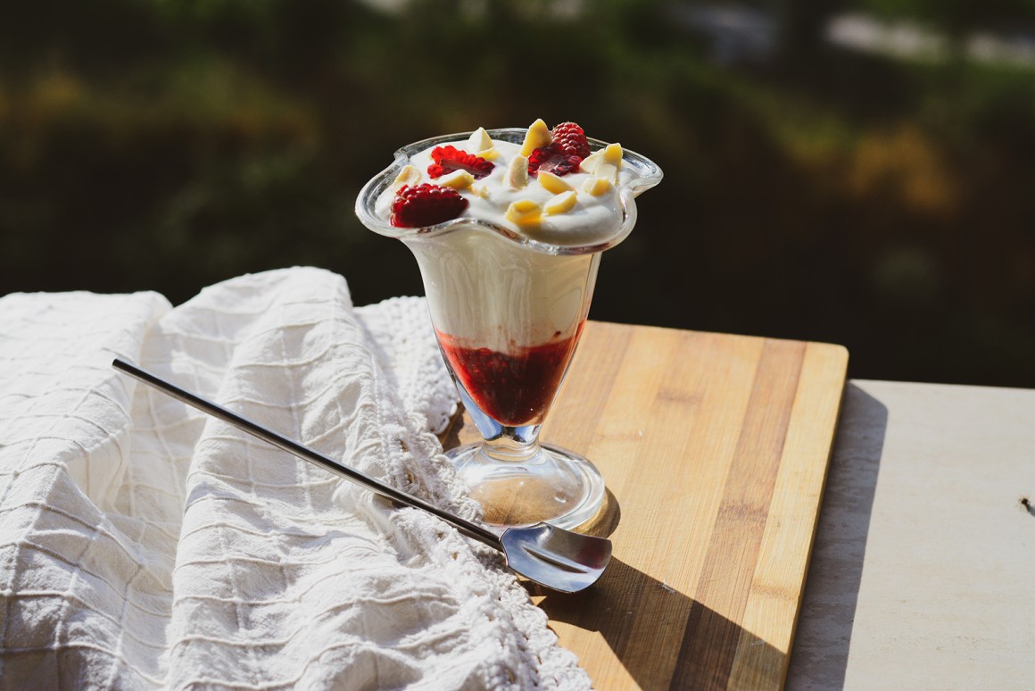 Himbeeren unter weißer Decke