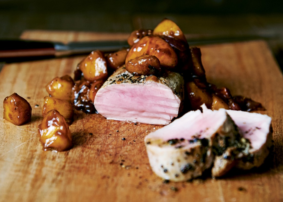 Gepfeffertes Schweinefilet mit Aprikosen-Pfirsich-Chutney