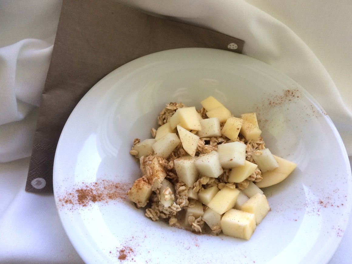 Veganer Frühstücksbrei mit Birne und Apfel