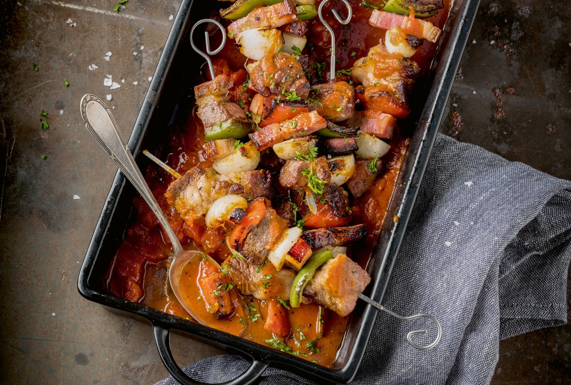 Schaschlikspieße mit Paprika, Zwiebeln und Tomatensoße