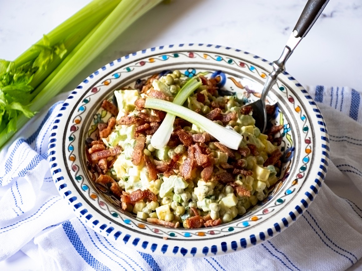 Eiersalat mit Erbsen