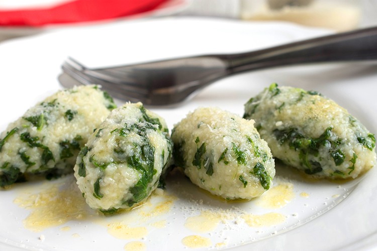Spinat-Nocken in Kerbel-Knoblauch-Butter