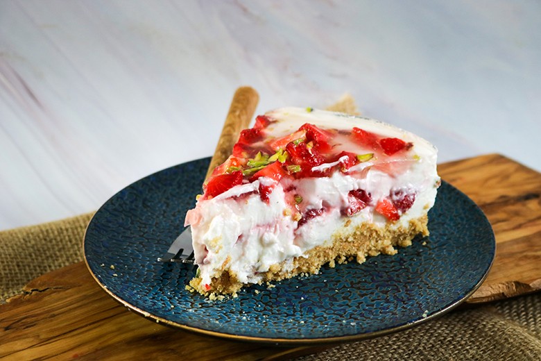 Frischkäsetorte mit Erdbeeren und Pistazien