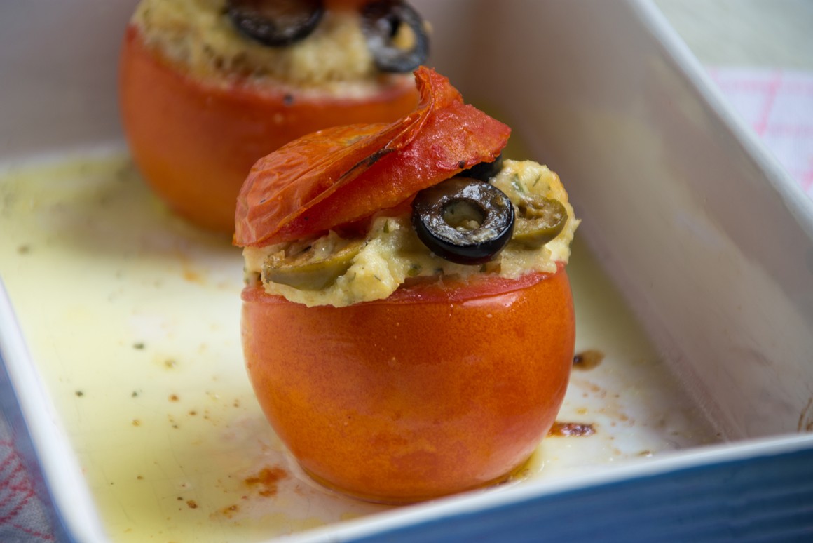Mit Oliven und Brot gefüllte Tomaten