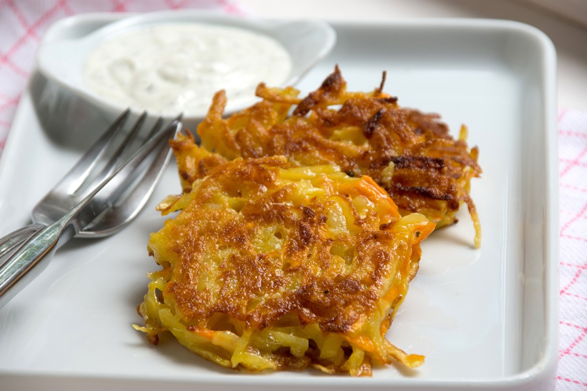 Möhrenrösti an Kräuterjoghurt - Rezept