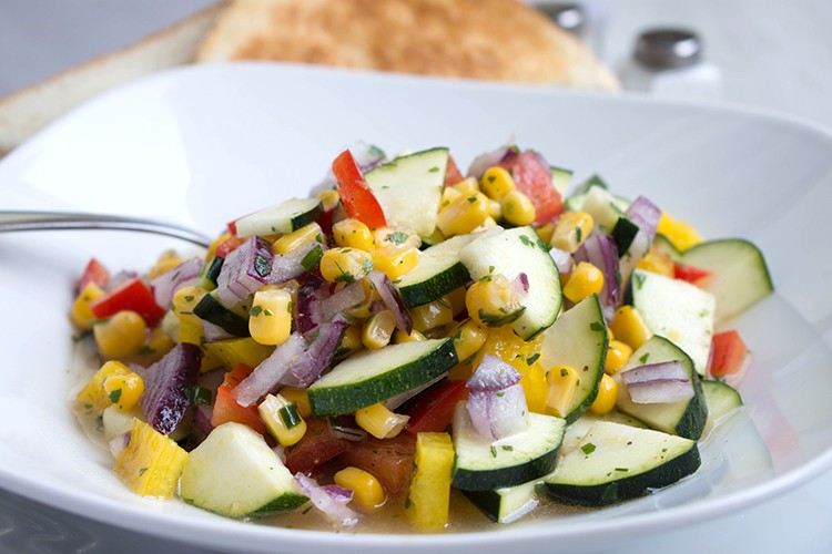 Frischer Salat mit buntem Gemüse
