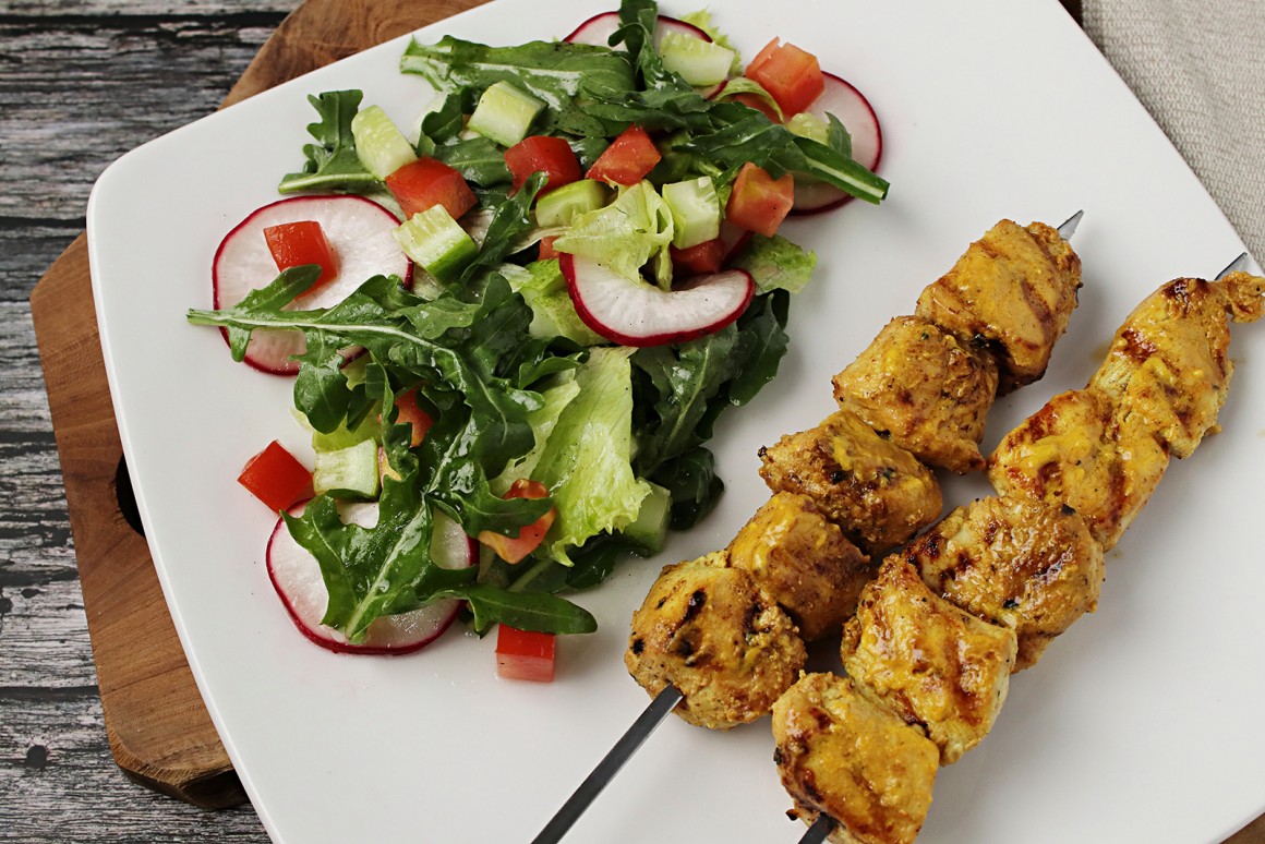 Gegrillte Hähnchenspieße mit buntem Salat