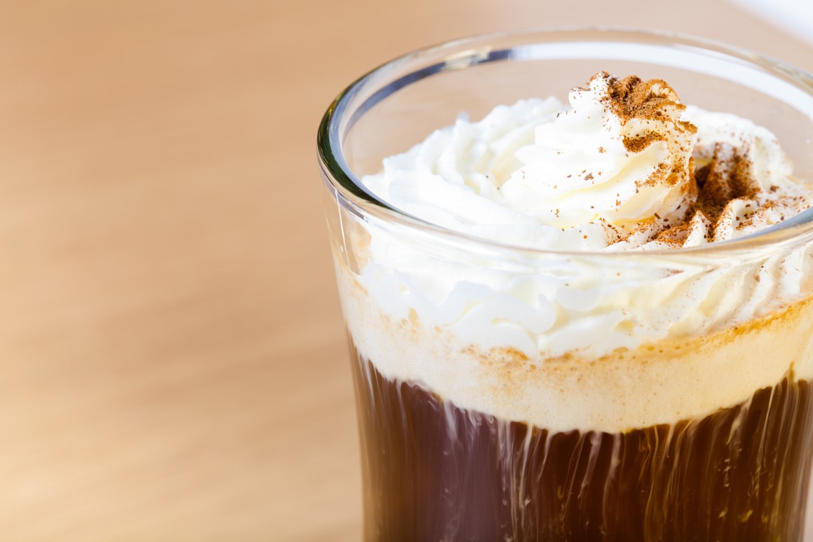 Klassischer Eiskaffee mit Eis und Sahne