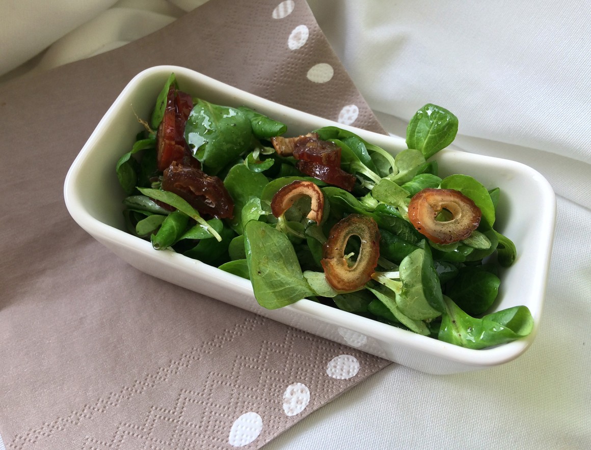 Feldsalat mit Datteln