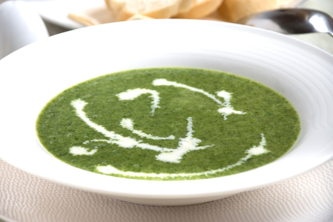 Spinatcremesuppe mit frischem Spinat