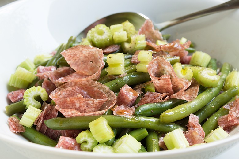 Salat aus grünen Bohnen und Salami