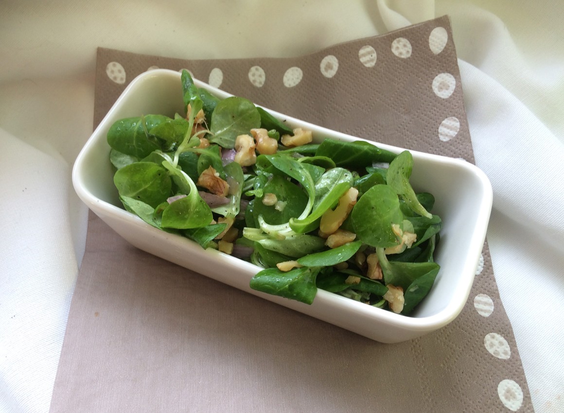 Feldsalat mit Walnüssen