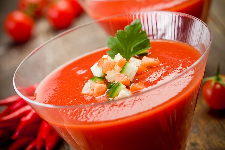 Fruchtige Melonen-Tomaten-Gazpacho