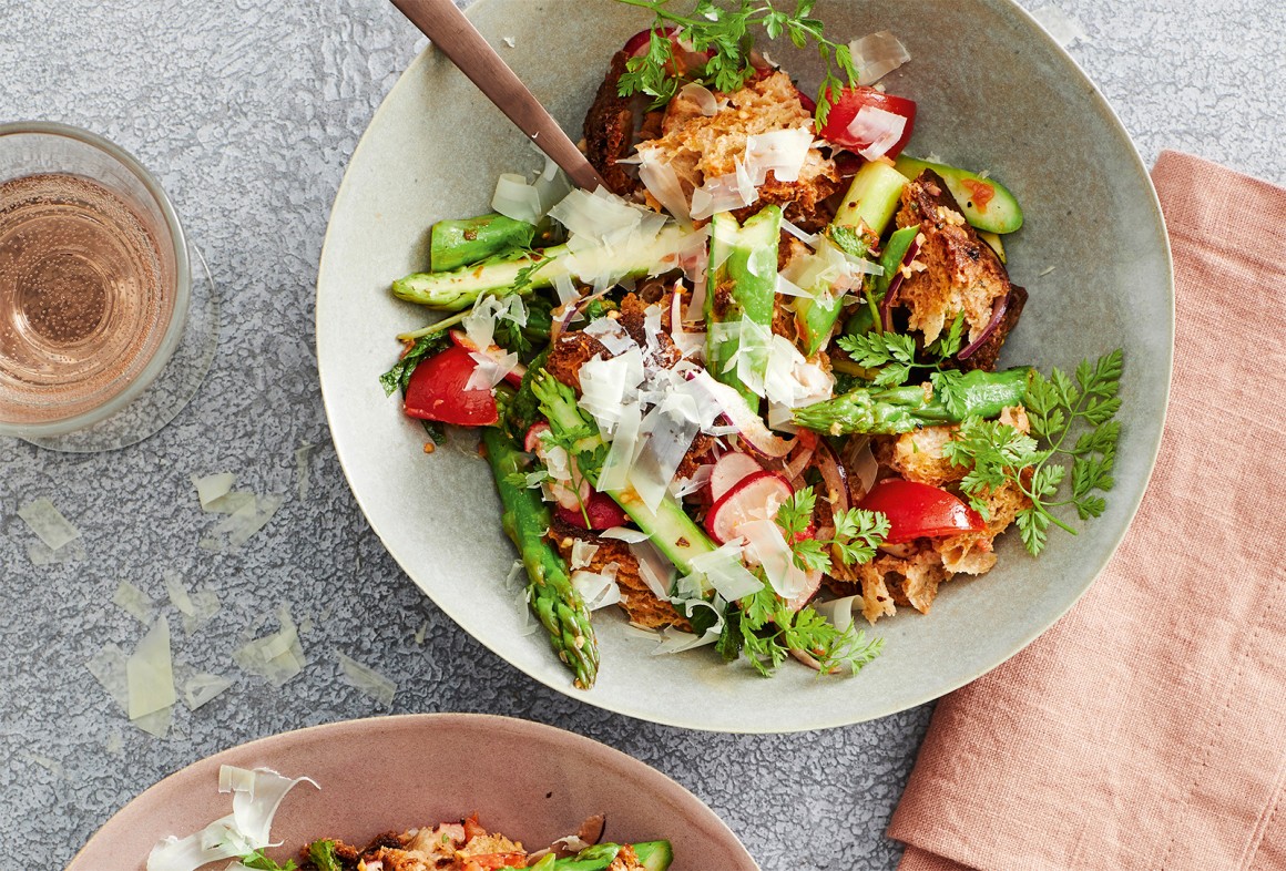 Brotsalat mit Kerbel und Spargel