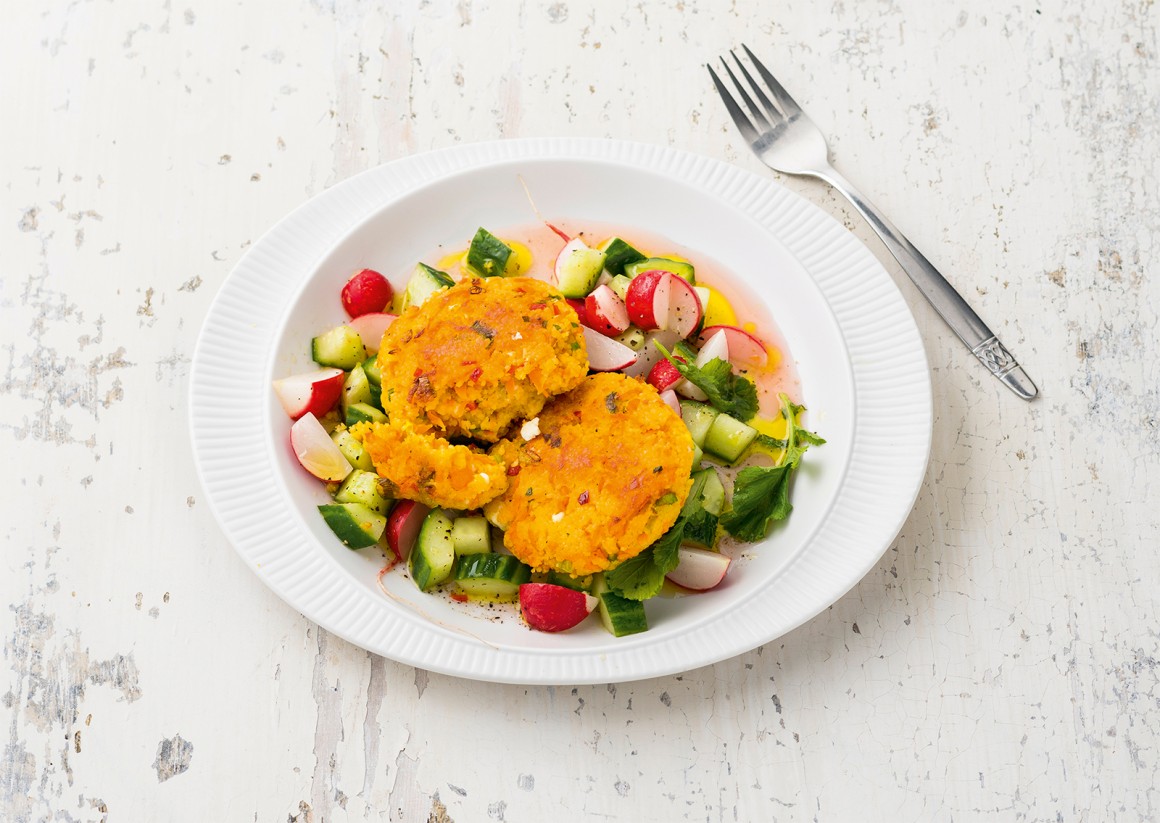 Couscous-Bratlinge mit Gurkensalat