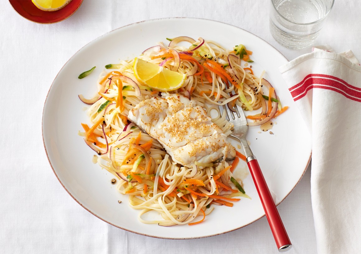 Glasnudelsalat mit Sesamfisch