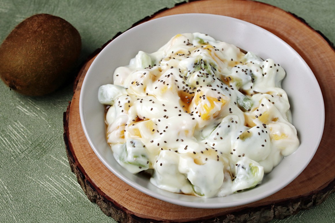Soja-Joghurt mit Ananas, Kiwi und Chia