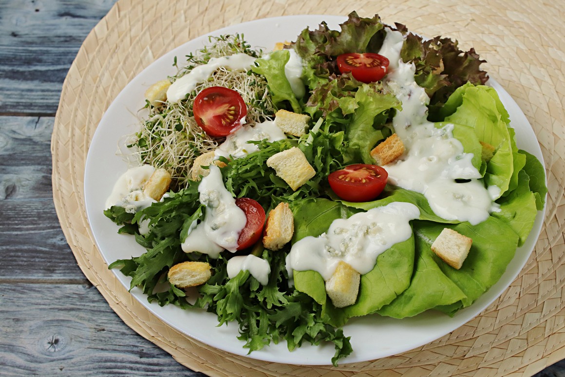 Salat mit Käsesauce