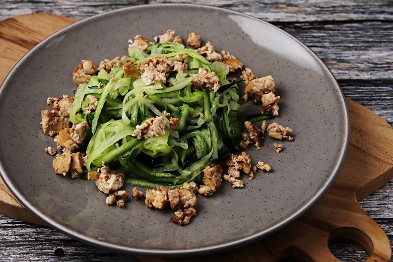 Zucchininudeln mit Tofu