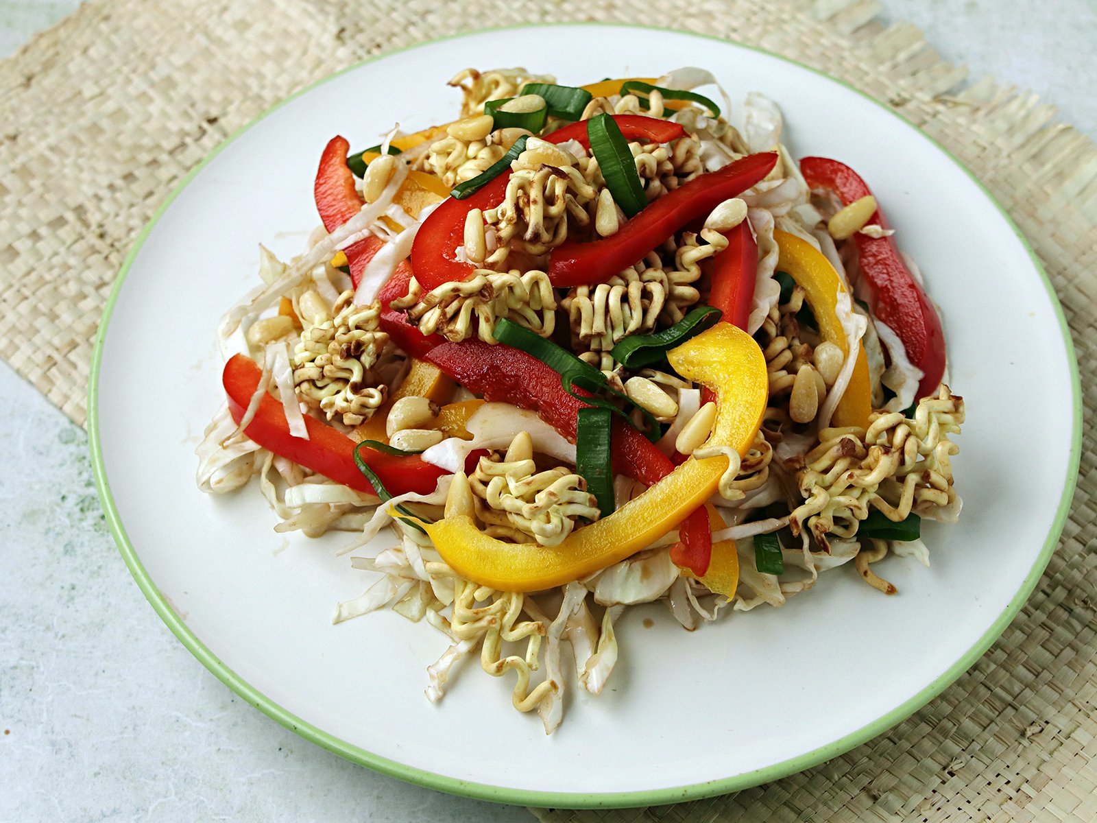 Yum Yum Salat mit Frühlingszwiebeln und Chinakohl - Rezept