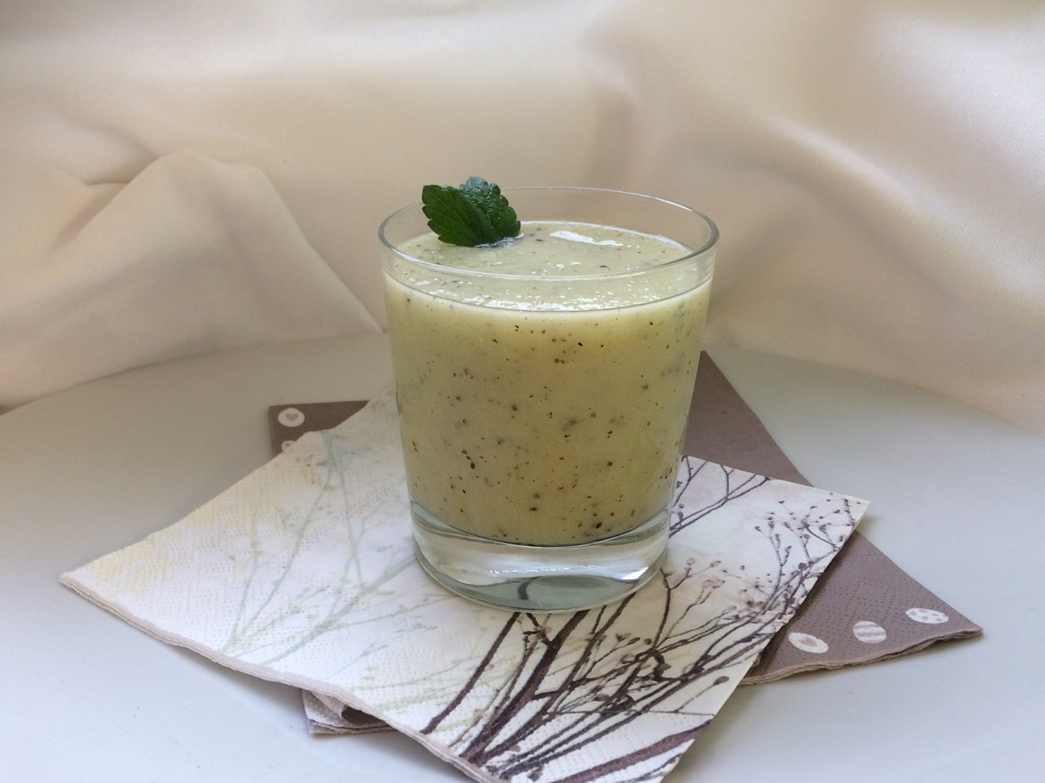 Rohkost Minze-Kiwi-Birne-Smoothie