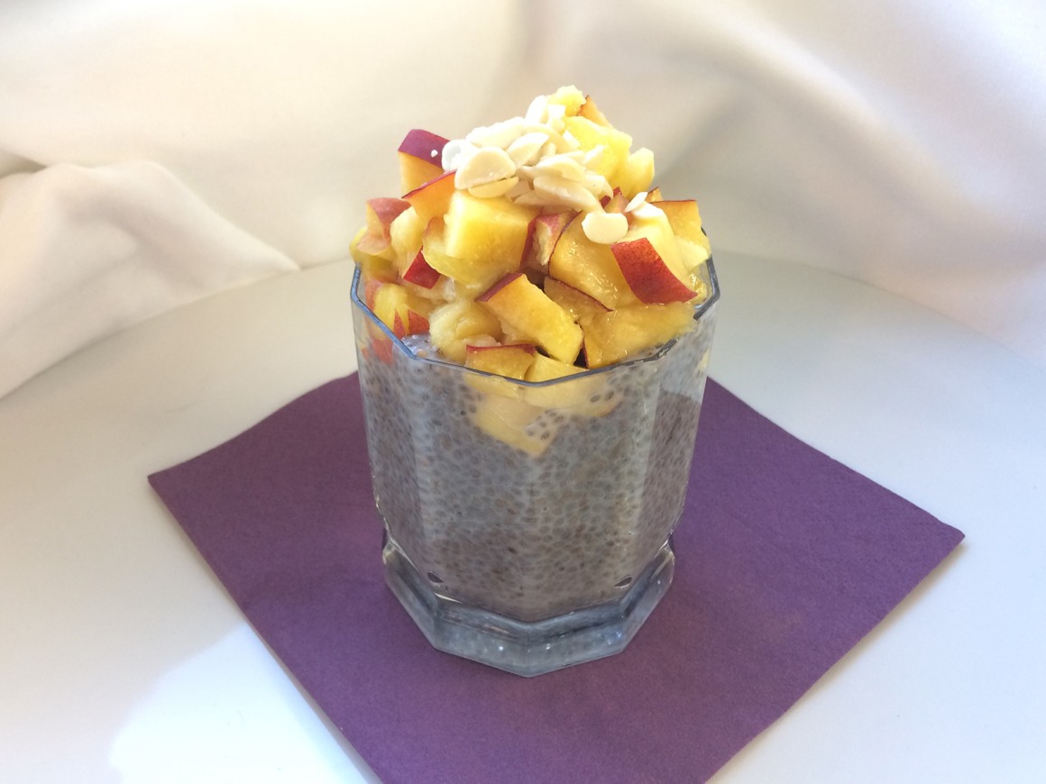 Chiasamen mit Pfirsich-Mandel-Topping