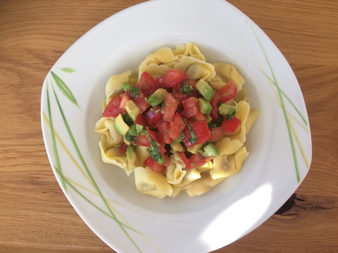 Tortellini mit Tomaten und Avocado