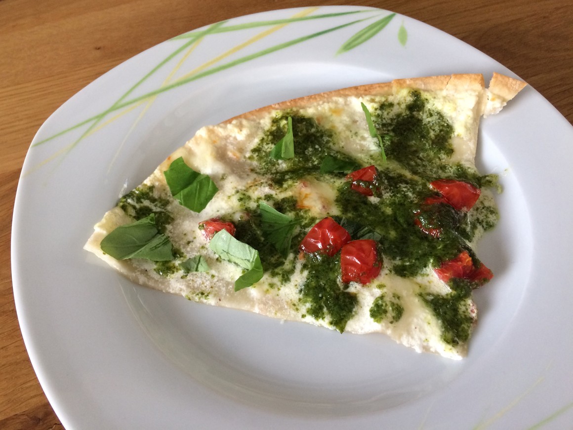 Flammkuchen mit Tomaten und Mozzarella