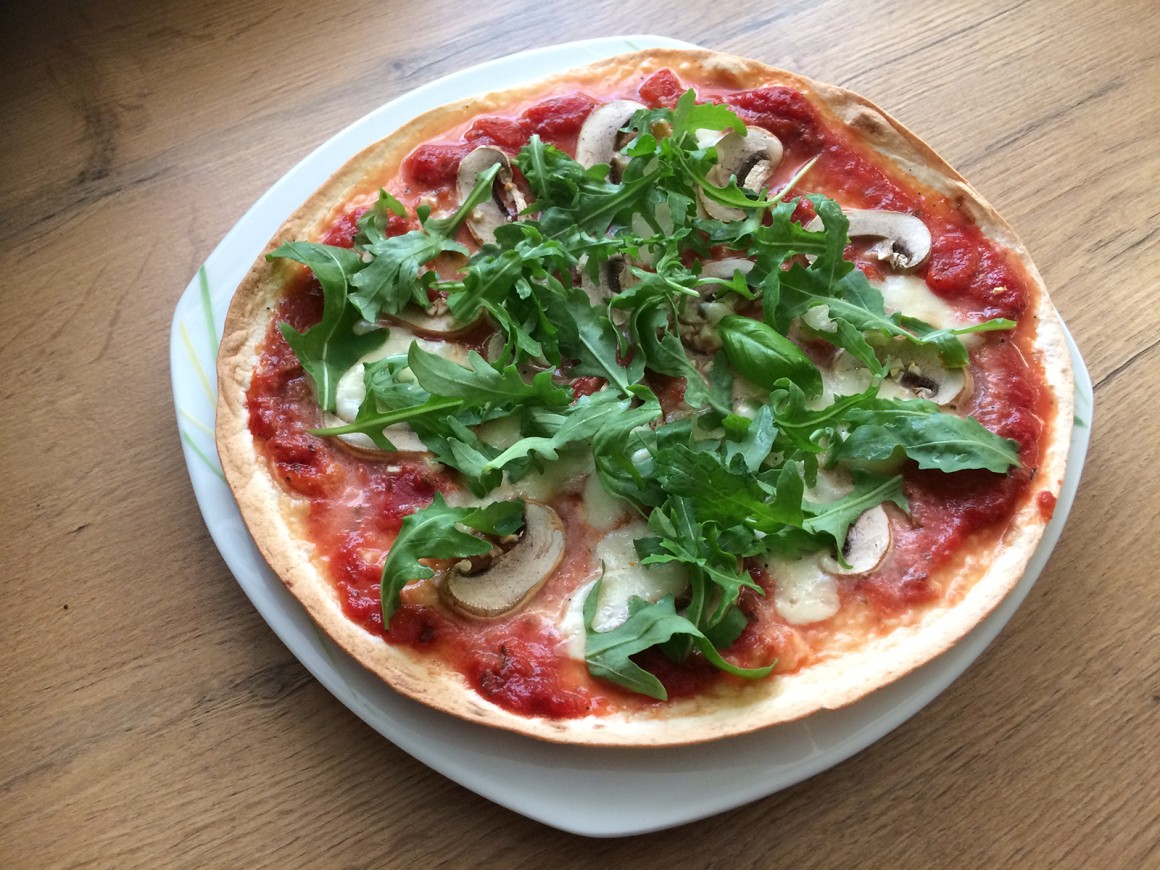 Hauchdünne Tortilla-Pizza mit Champignons