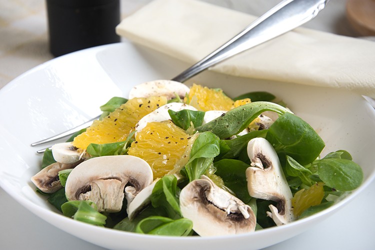 Fruchtiger Feldsalat mit Champignons