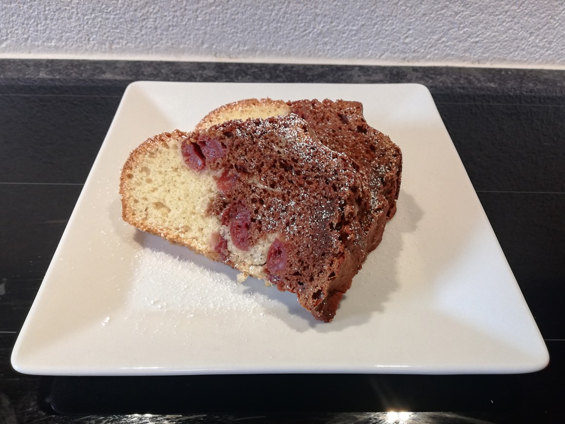 Marmorkuchen mit Kirschen