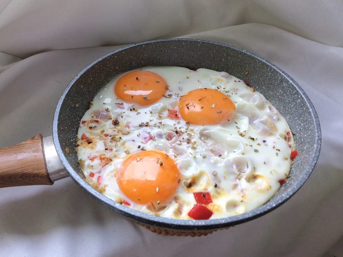 Spiegeleier an Paprikawürfel