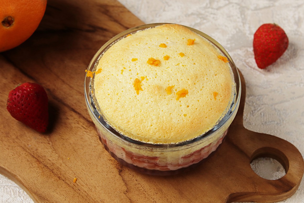 Orangenschaum auf Erdbeeren