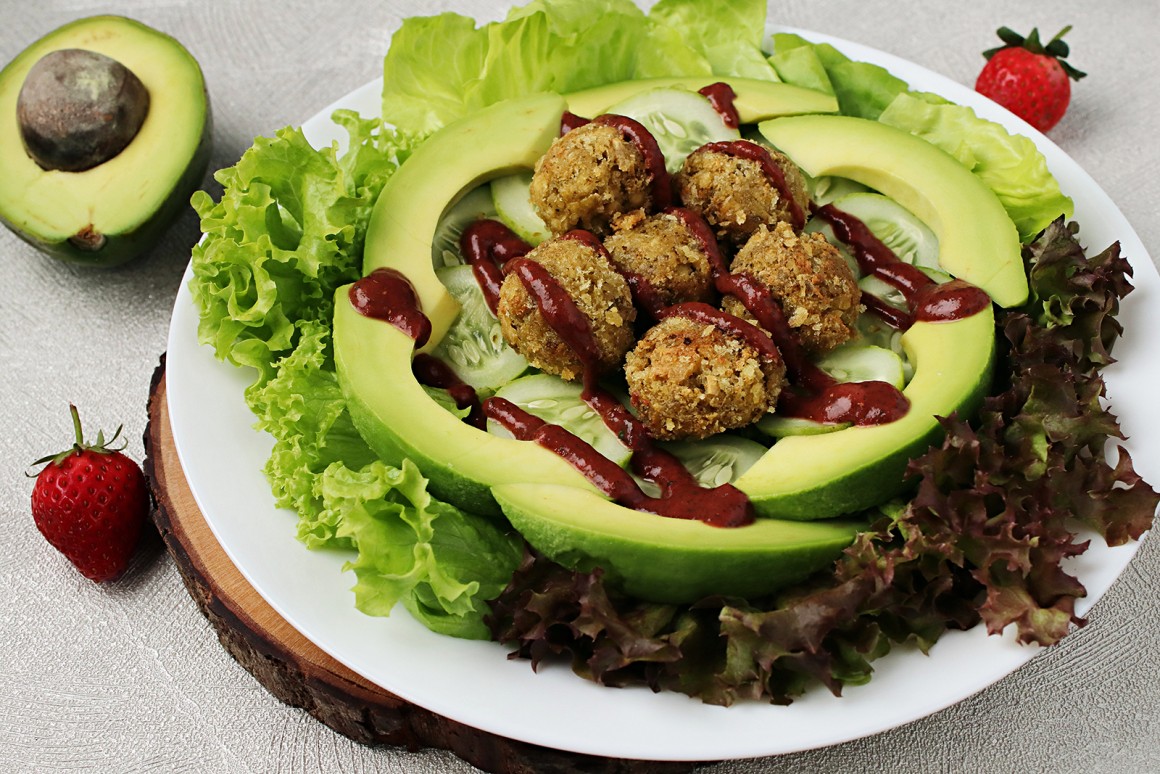 Tofufalafel auf Salat mit Erbeerdressing