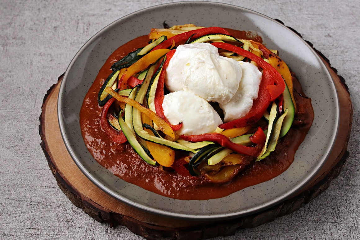 Burrata mit Paprika und Zucchini